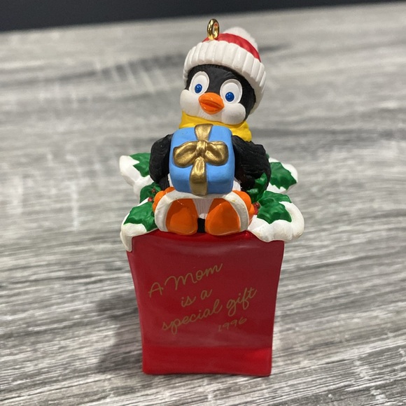 Hallmark | Mom: “A Mom is a Special Gift” (1996) - Vintage Keepsake Ornament - Picture 10 of 14